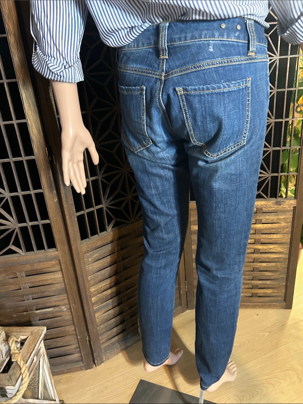 CABI JEANS LOWRISE STRAIGHT LEG 2 - Picture 4 of 8